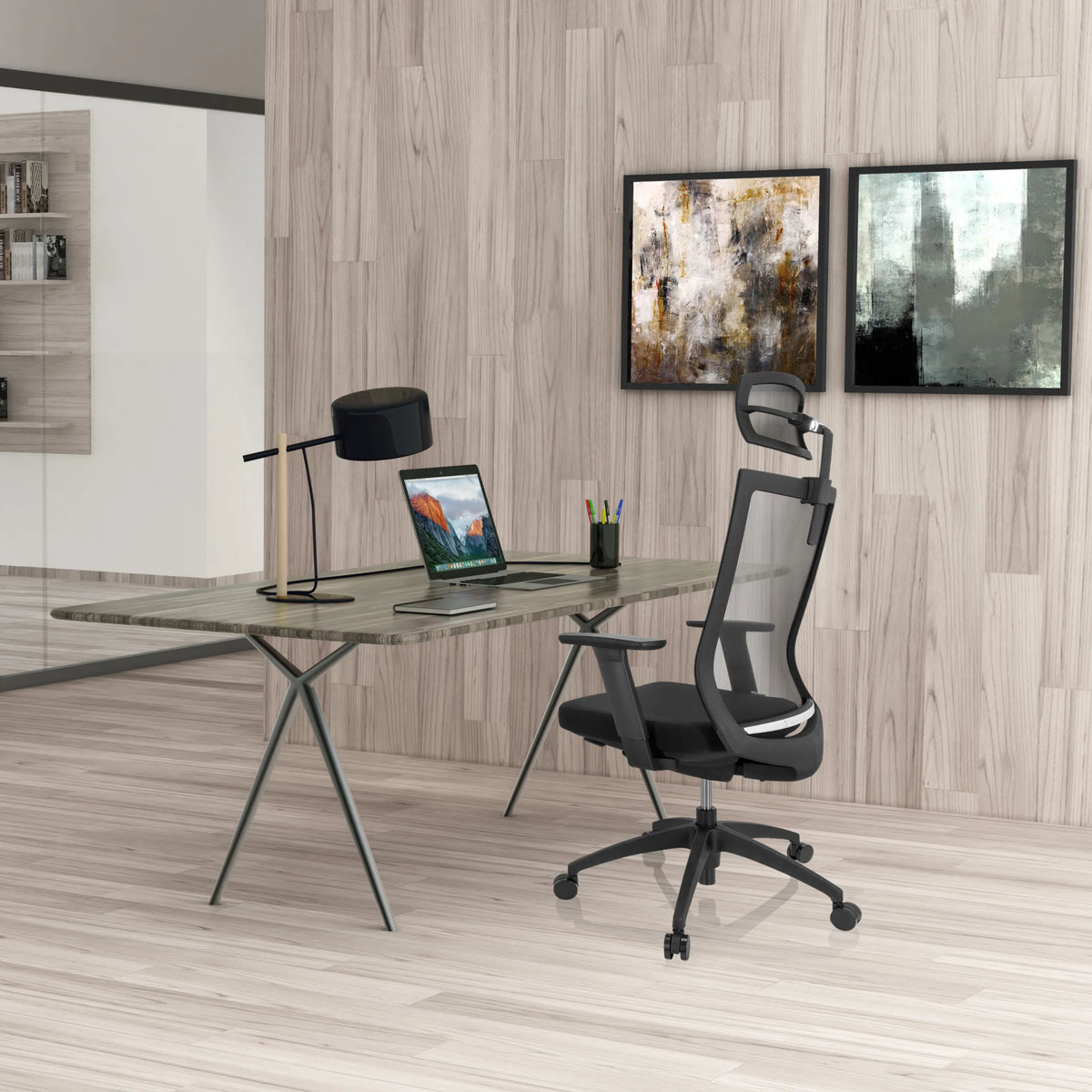 Schwarzer Profi-Bürostuhl ASPEN PRO mit Netzrückenlehne und Kopfstütze an einem Schreibtisch von hjh OFFICE