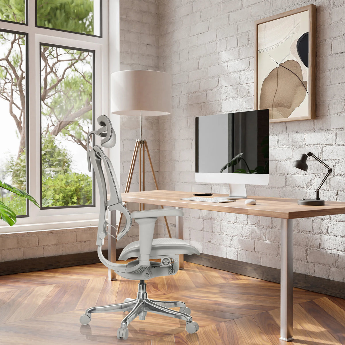 Grauer Luxus-Chefsessel ERGOHUMAN SLIM ULTRA G GEN2 mit Netzrücken an einem Schreibtisch im Homeoffice von hjh OFFICE