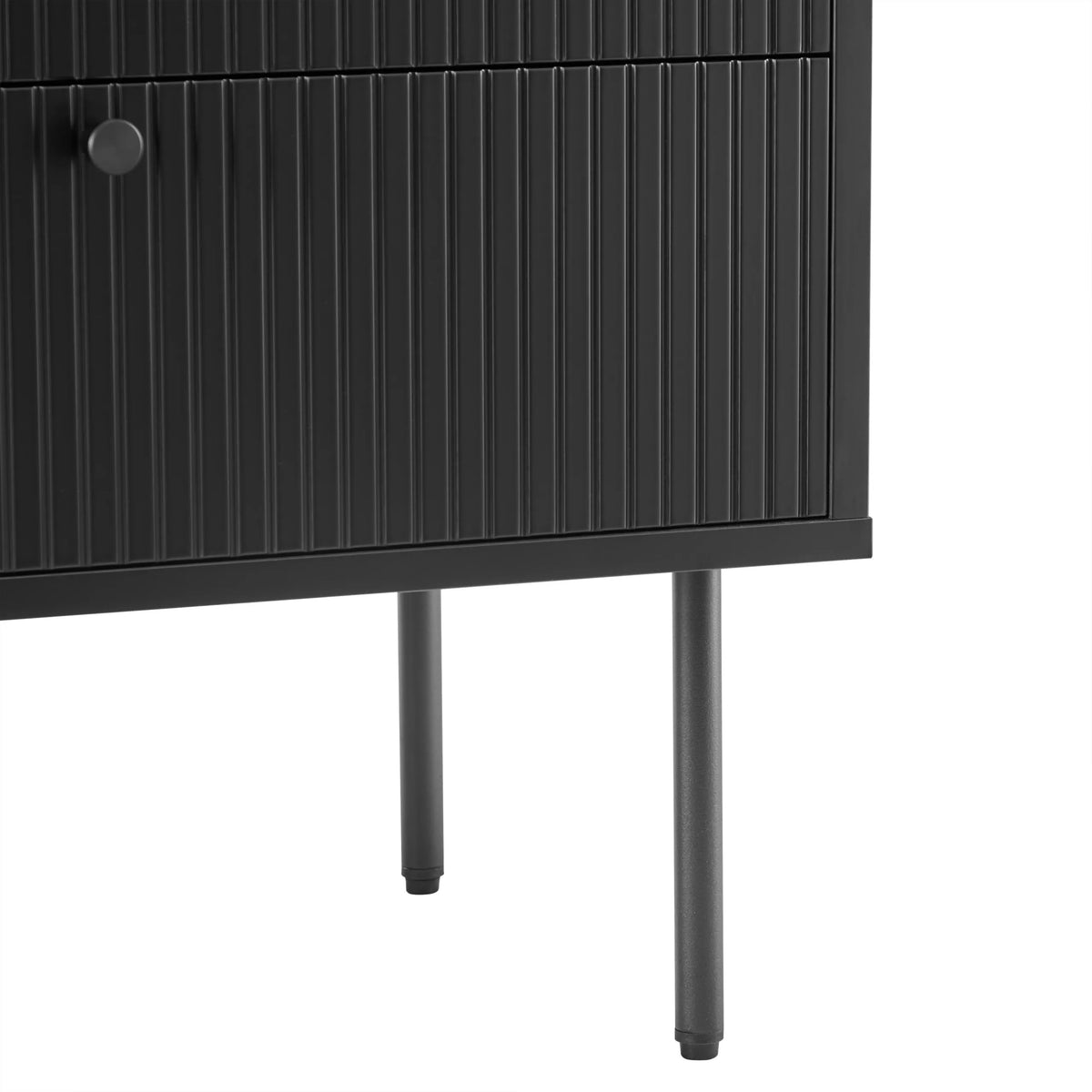 Riffelte Front und schwarze Metallbeine des Sideboards KARBY S von hjh LIVING