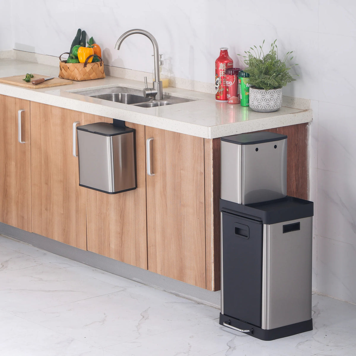 Mülleimer CLEAN 3 in Silber mit 32 Litern Fassungsvermögen in einer Küche von hjh OFFICE