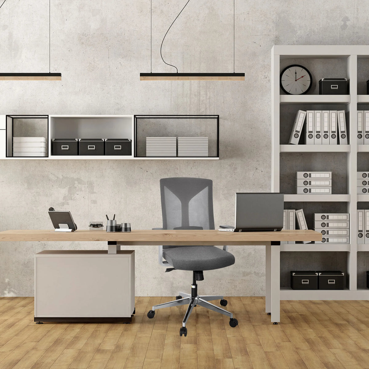 Grauer Profi-Bürostuhl HALIFAX an einem Schreibtisch in einem modernen Büro von hjh OFFICE