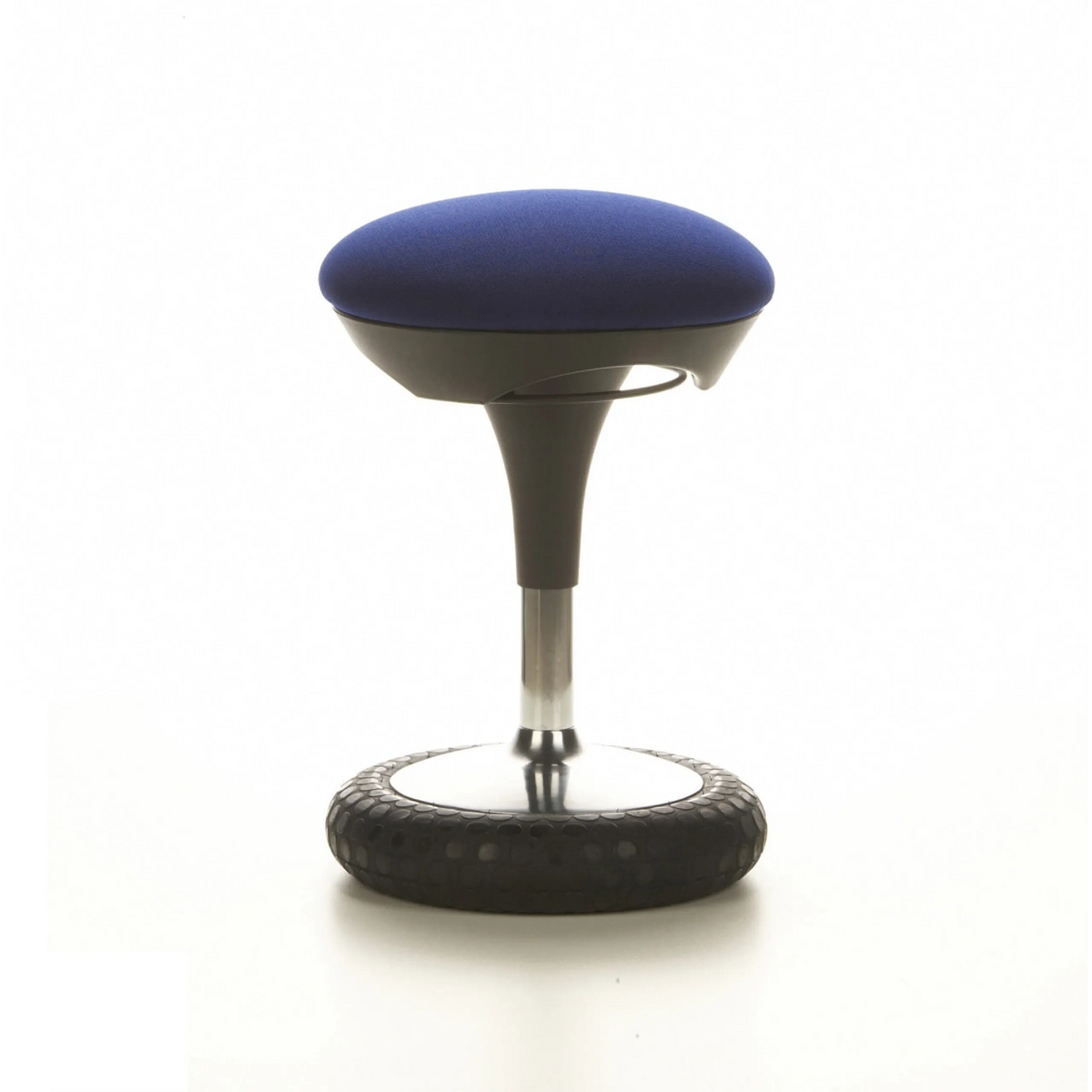 Blaue Stehhilfe SITNESS 20 mit gepolsterter Sitzfläche und rundem Standfuß von Topstar – 360-Grad-Ansicht (Frontansicht 20°)