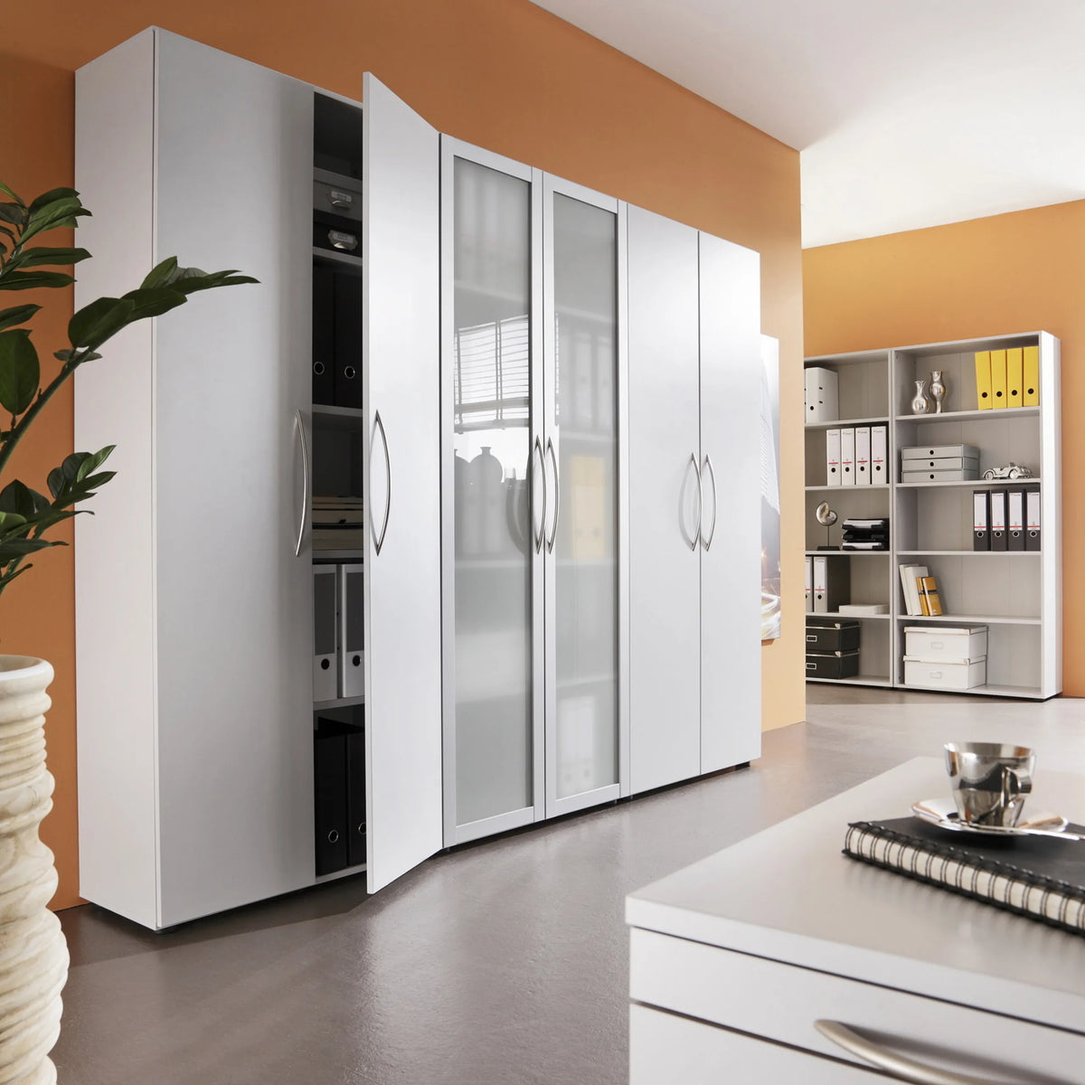 Graues Regal BETA 4000 der Serie BETA mit zwei geschlossenen Türen und zwei Glasfronten von hjh OFFICE PRO