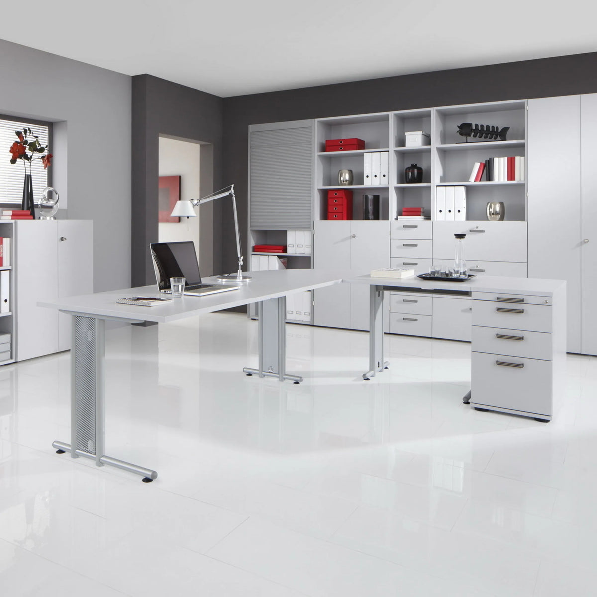 Schreibtisch NANO 16 S in Grau und Silber mit Maßen 160 × 80 cm in einem modernen Büroraum von hjh OFFICE PRO