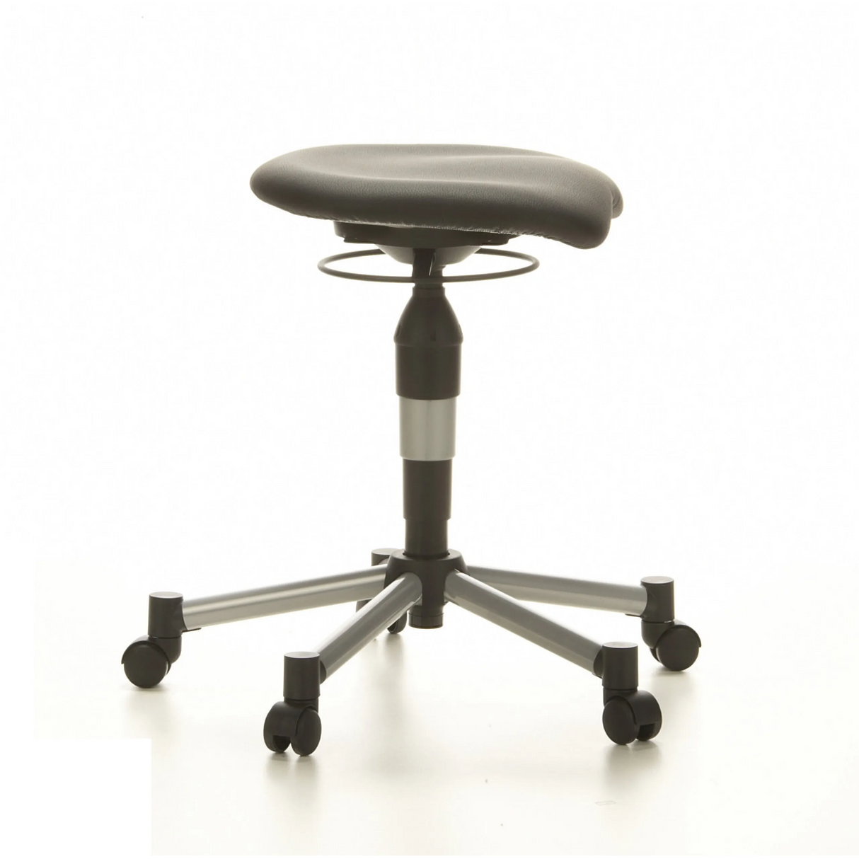 Schwarzer Drehhocker BALANCE 20 mit gepolsterter Sitzfläche und Fußkreuz mit fünf Rollen von Topstar – 360-Grad-Ansicht (Seitenprofil 80°)