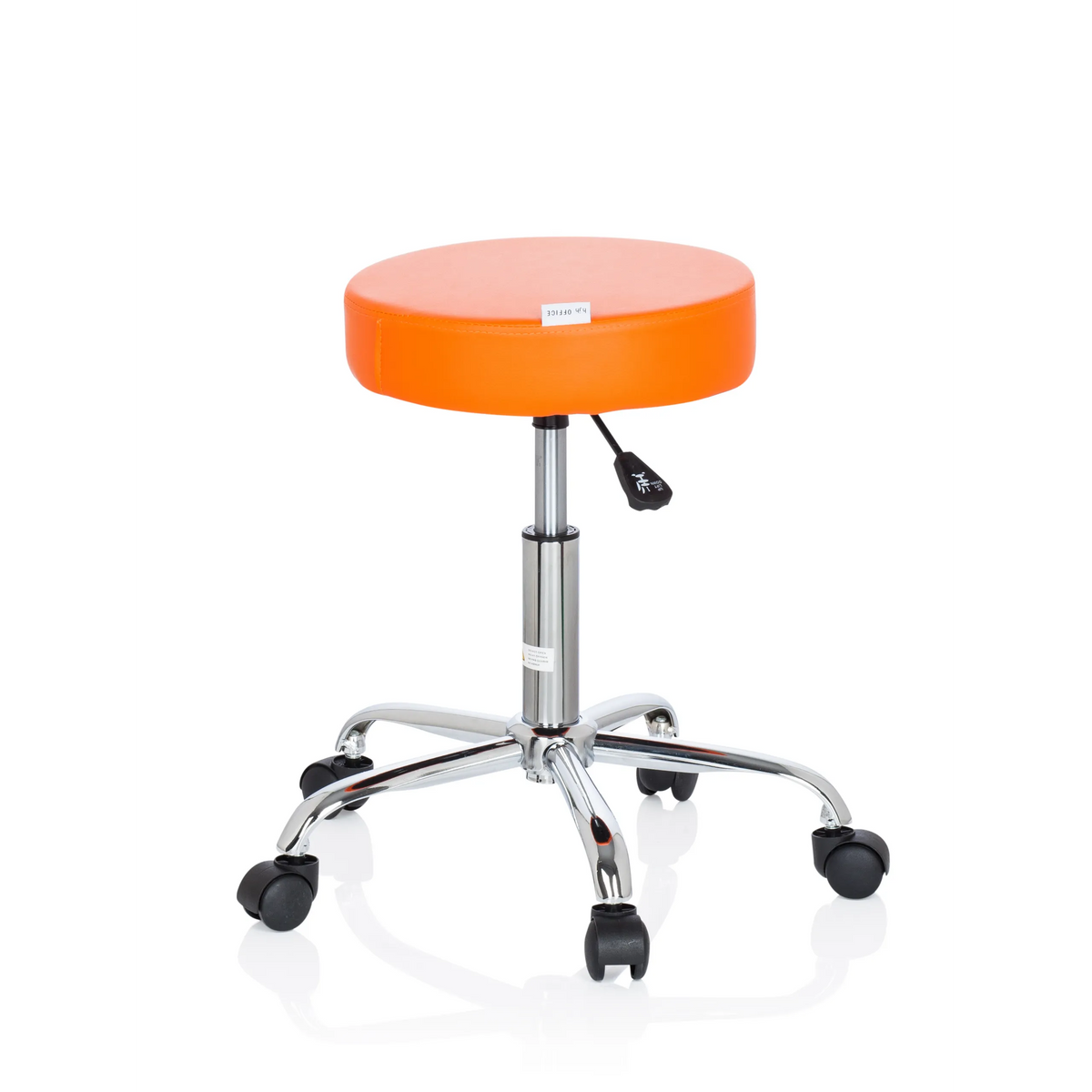 Oranger Drehhocker OPERATOR II mit Gasfeder und Fußkreuz mit fünf Rollen von hjh OFFICE – 360-Grad-Ansicht (schräge Rückenansicht 120°)