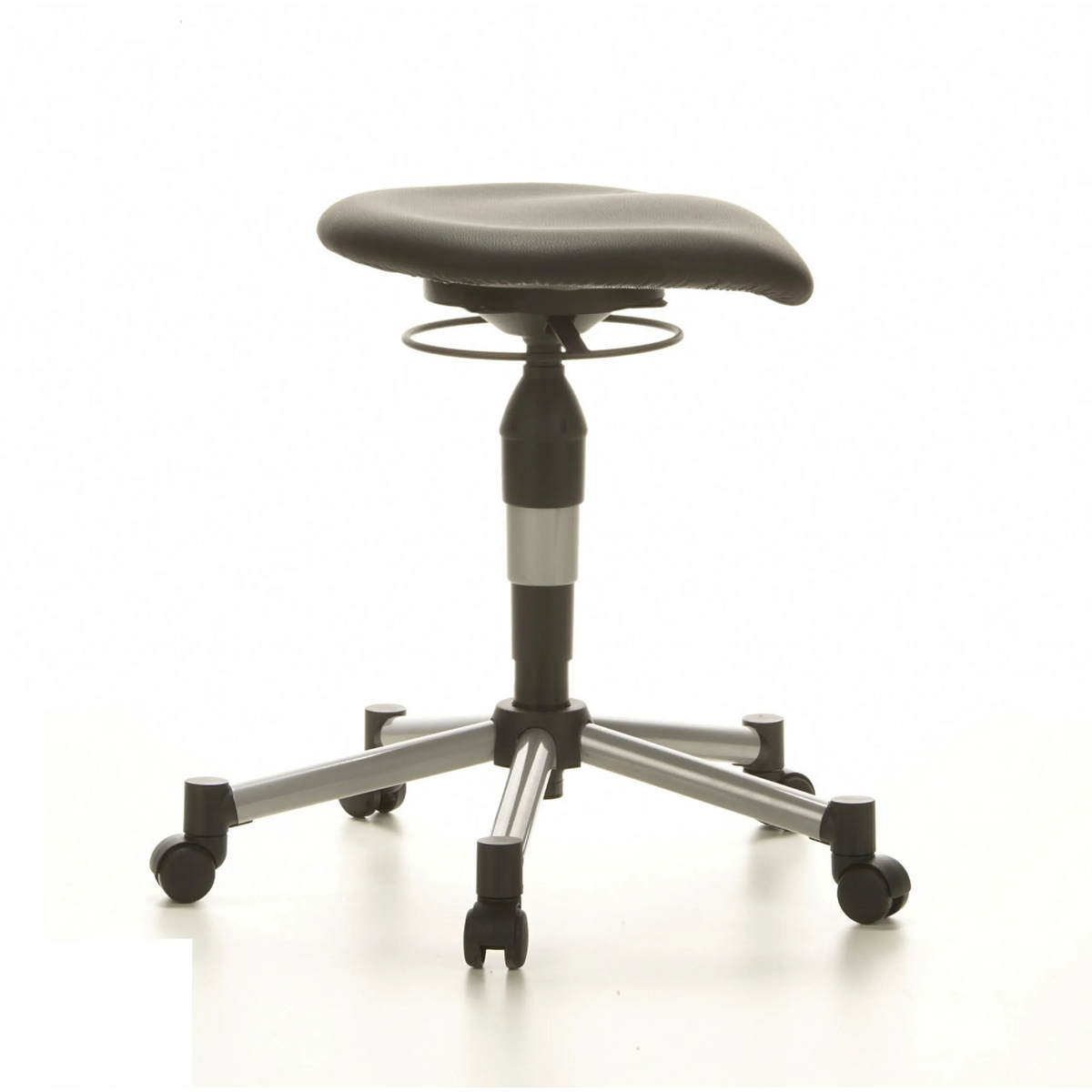 Schwarzer Drehhocker BALANCE 20 mit gepolsterter Sitzfläche und Fußkreuz mit fünf Rollen von Topstar – 360-Grad-Ansicht (Seitenprofil 100°)