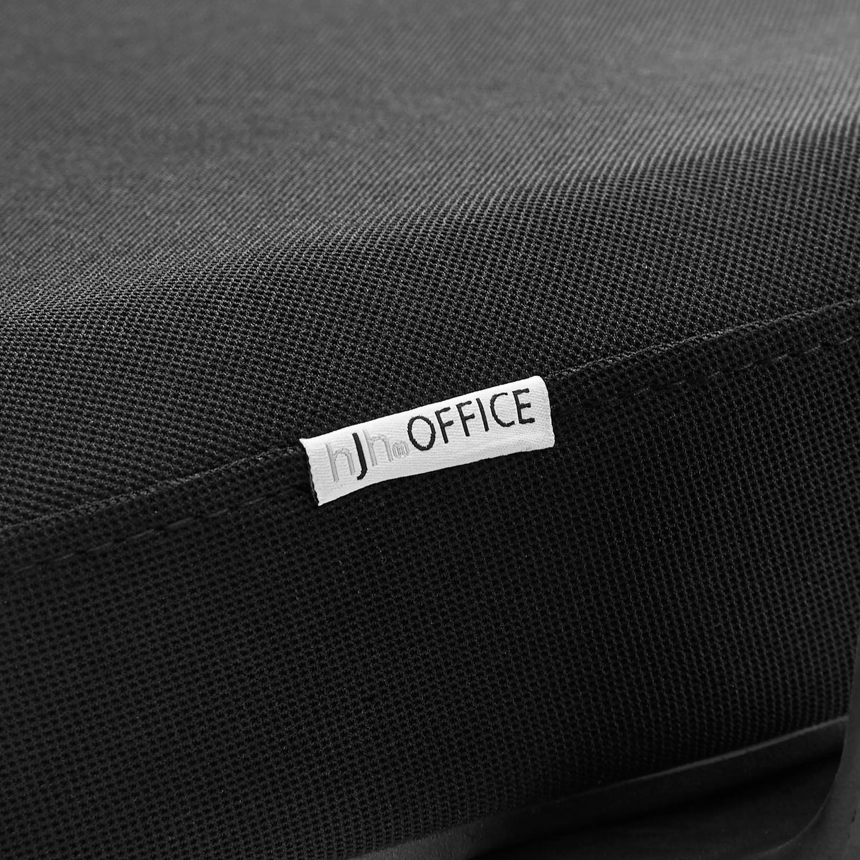 Weißes Markenlogo auf dem schwarzen Stoffbezug des Homeoffice-Bürostuhls Sedito von hjh OFFICE