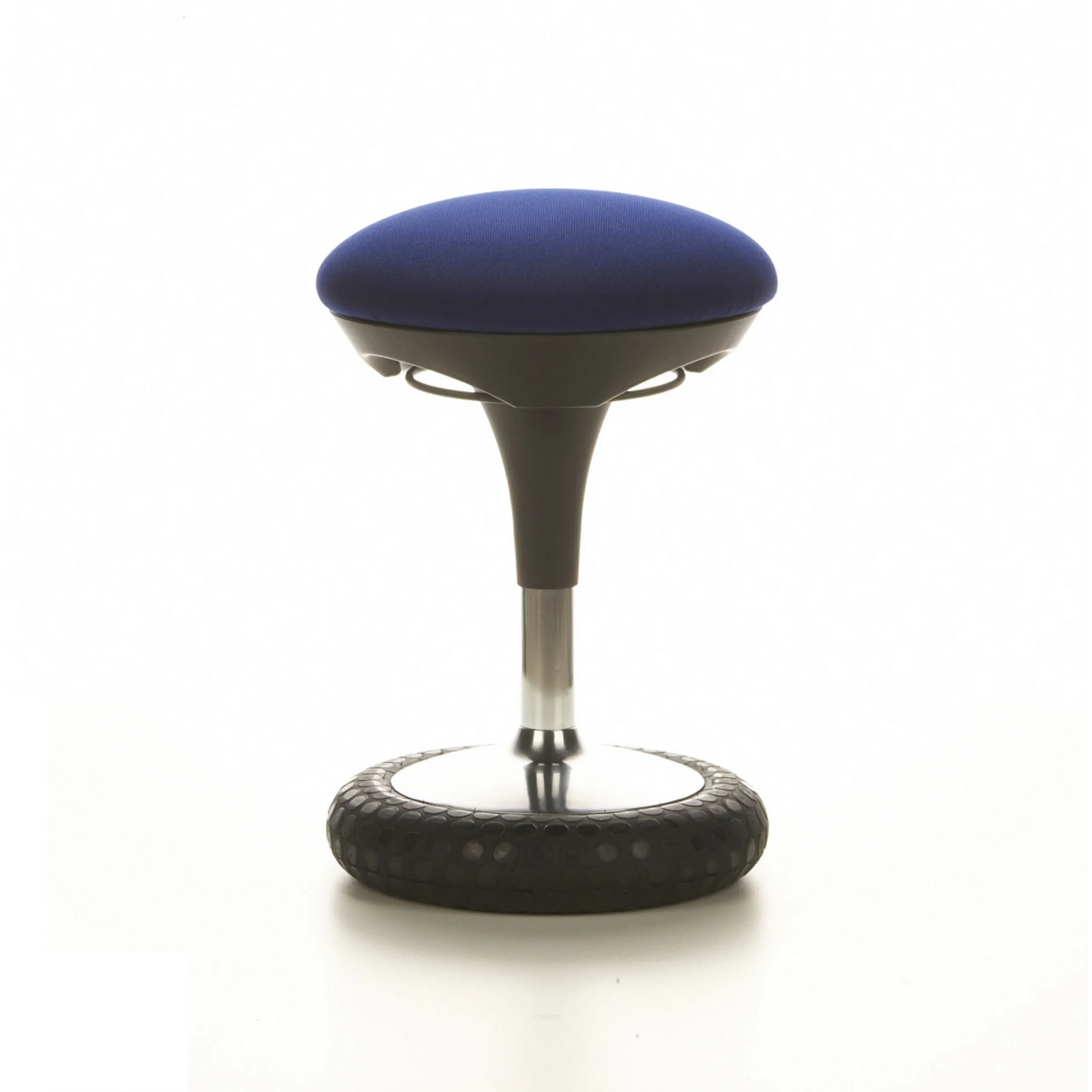 Blaue Stehhilfe SITNESS 20 mit gepolsterter Sitzfläche und rundem Standfuß von Topstar – 360-Grad-Ansicht (schräge Frontansicht 60°)