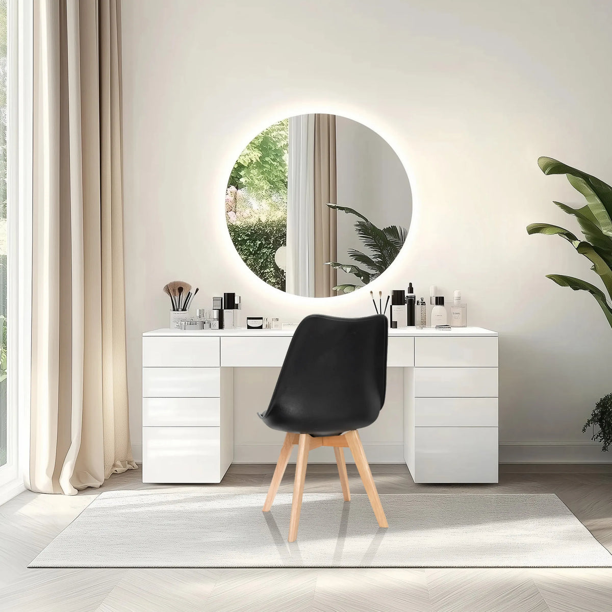Schalenstuhl SCANDI 4 in Schwarz mit vier hellen Holzbeinen vor einem Schminktisch von hjh OFFICE