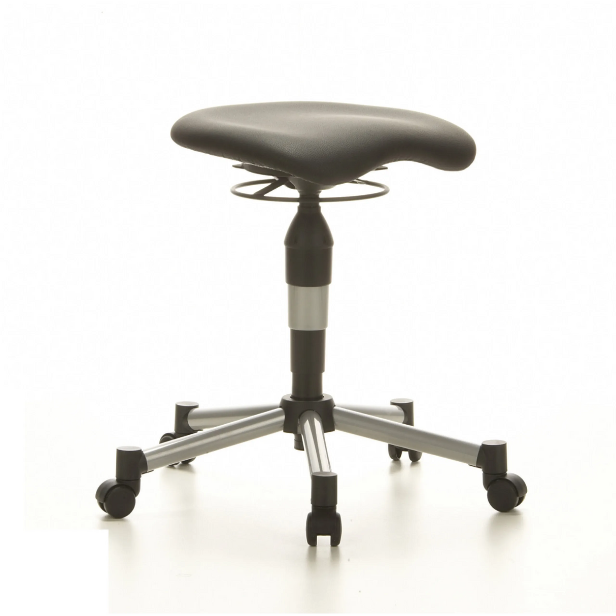 Schwarzer Drehhocker BALANCE 20 mit gepolsterter Sitzfläche und Fußkreuz mit fünf Rollen von Topstar – 360-Grad-Ansicht (schräge Frontansicht 40°)
