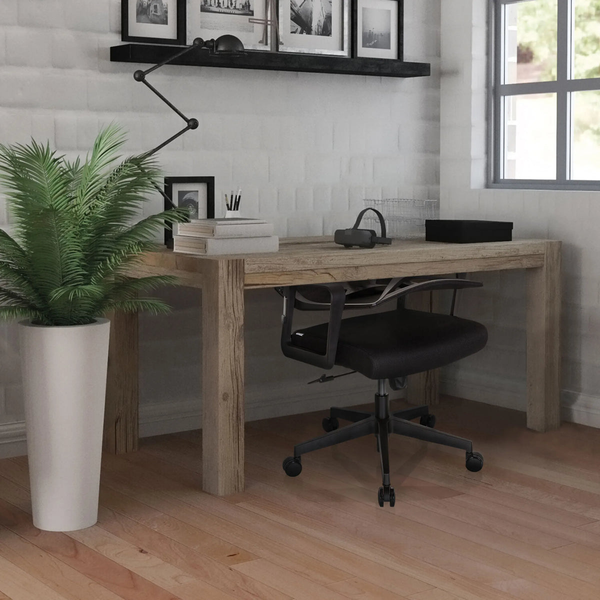 Schwarzer Homeoffice-Bürostuhl ENCO an einem Holztisch in einem hellen Raum von hjh OFFICE
