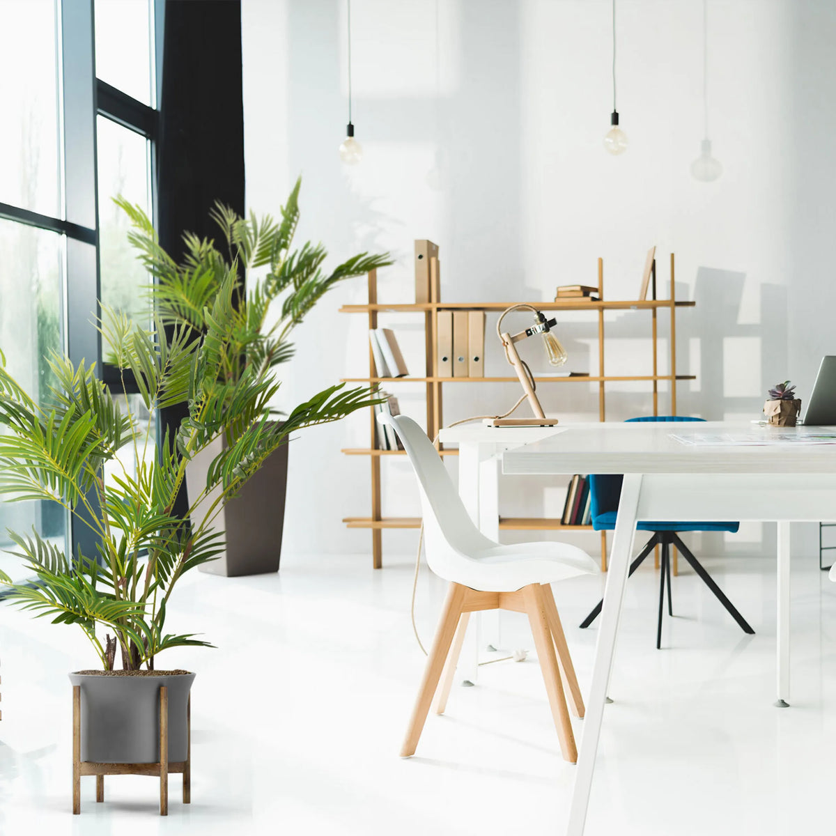 Grüne Kunstpflanze ARECA I in einem grauen Topf auf einem Holzgestell von hjh OFFICE
