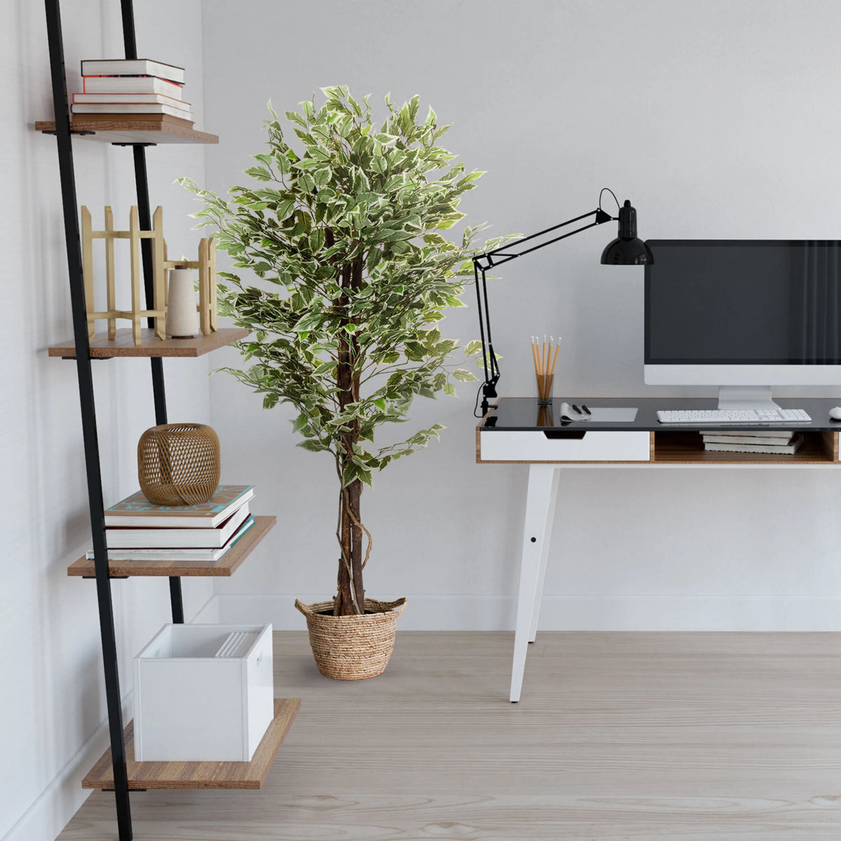 Kunstpflanze FICUS in Grün mit einem geflochtenen Korb als Pflanzgefäß von hjh OFFICE