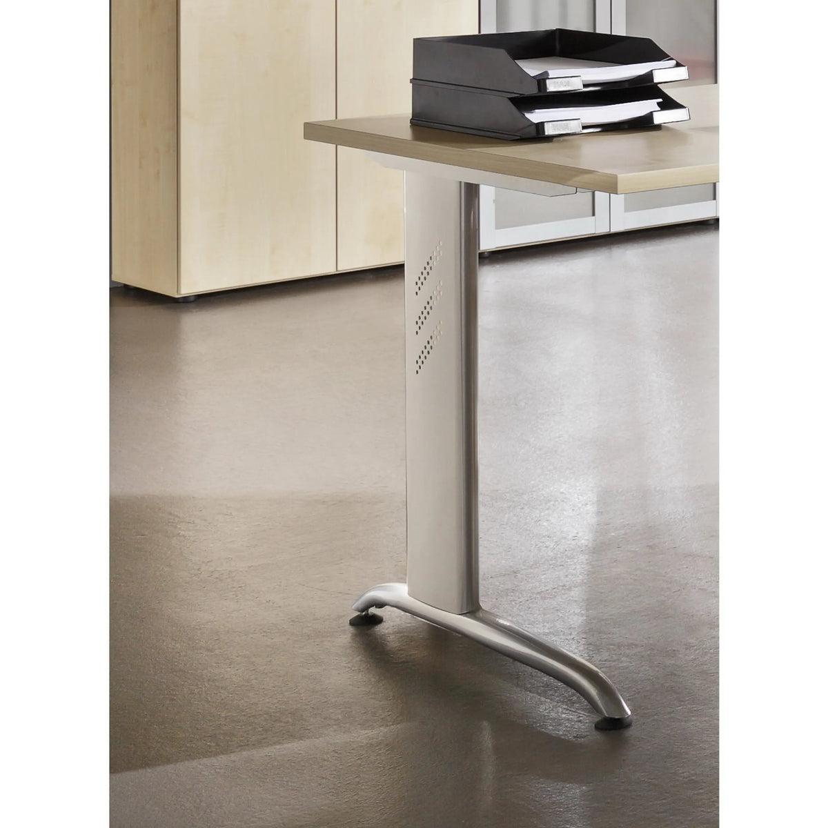 Tischfuß aus Metall mit bogenförmigem Standfuß des Schreibtisches BELA 82 S von hjh OFFICE PRO