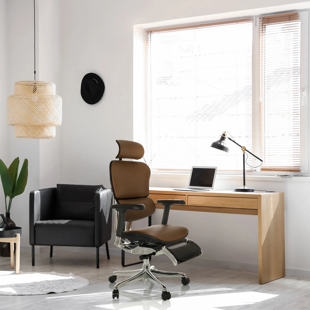 Luxus-Chefsessel ERGOHUMAN PLUS LEGPRO GEN2 aus braunem Leder mit Kopfstütze und verchromtem Fußkreuz von hjh OFFICE