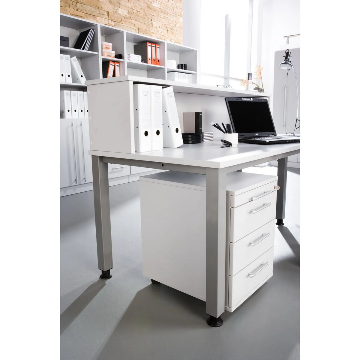 Höhenverstellbarer Schreibtisch QUEO 19 S in Asteiche mit Aufsatz und Rollcontainer von hjh OFFICE PRO