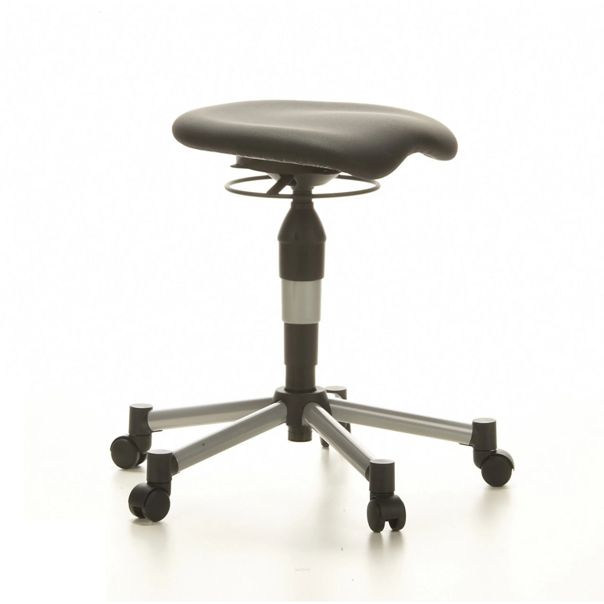Schwarzer Drehhocker BALANCE 20 mit gepolsterter Sitzfläche und Fußkreuz mit fünf Rollen von Topstar – 360-Grad-Ansicht (schräge Frontansicht 60°)
