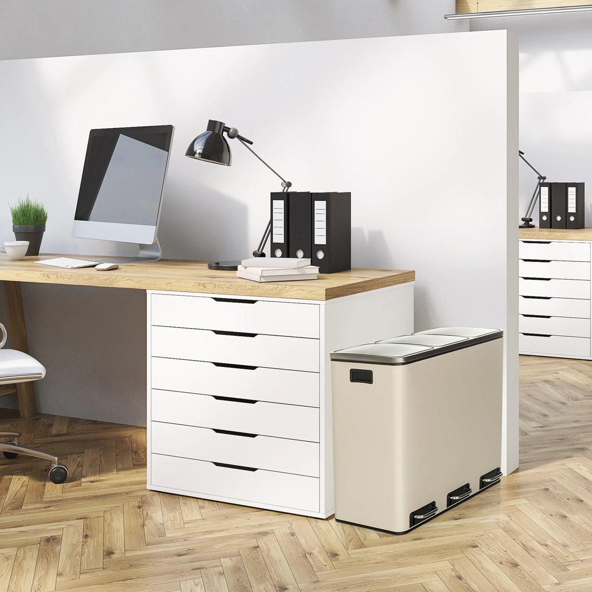 Beiger Mülleimer Clean 9 mit zwei Deckelöffnungen neben einem Schreibtisch von hjh OFFICE