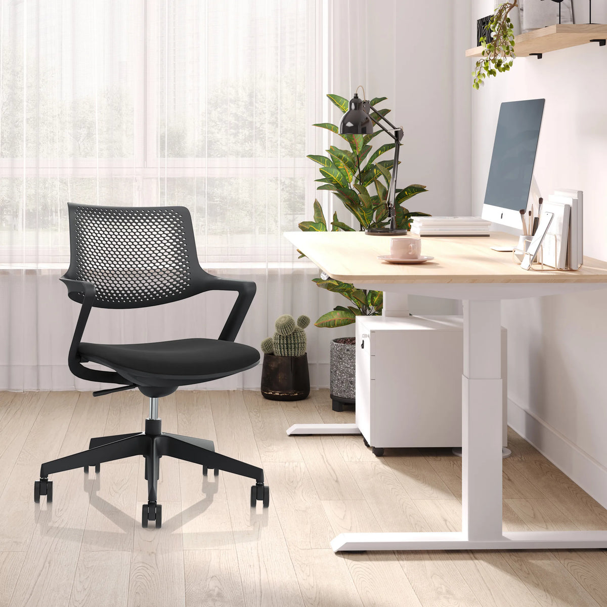 Schwarzer Bürostuhl FLEX CHAIR mit Netzrückenlehne und Armlehnen vor einem Schreibtisch von Bosen Europe
