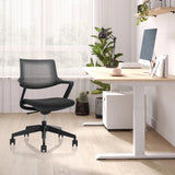 Schwarzer Bürostuhl FLEX CHAIR mit Netzrückenlehne und Armlehnen vor einem Schreibtisch von Bosen Europe