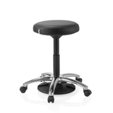 Schwarzer Drehhocker Operator Step mit gepolsterter Sitzfläche und Fußkreuz mit fünf Rollen von hjh OFFICE – 360-Grad-Ansicht (schräge Frontansicht 30°)