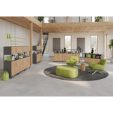 Moderner Bürolounge-Bereich mit zwei Sesseln und einem Hocker FlexWall in Graphit und Hellgrün von hjh OFFICE PRO