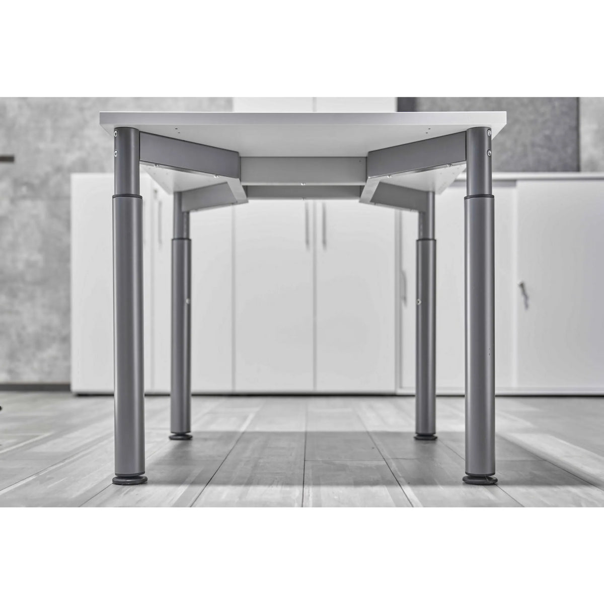Untergestell und Beine des höhenverstellbaren Schreibtischs YAMA 16 G in Graphit von hjh OFFICE PRO