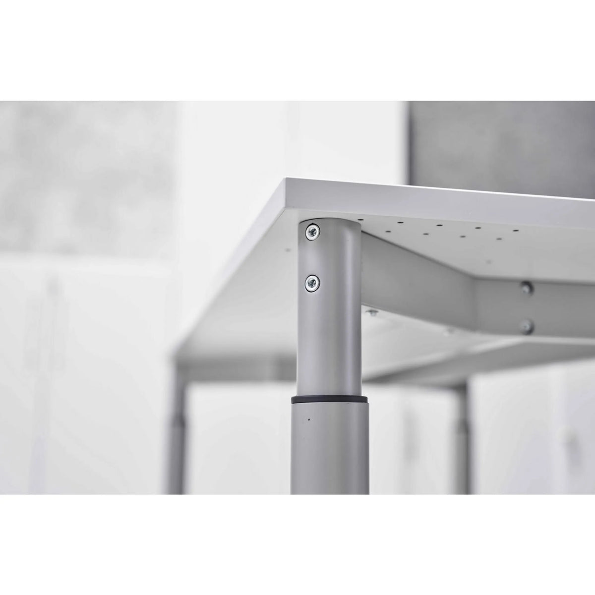 Verschraubung des silbernen Tischbeins an der grauen Tischplatte des Schreibtischs YAMA 16 S von hjh OFFICE PRO