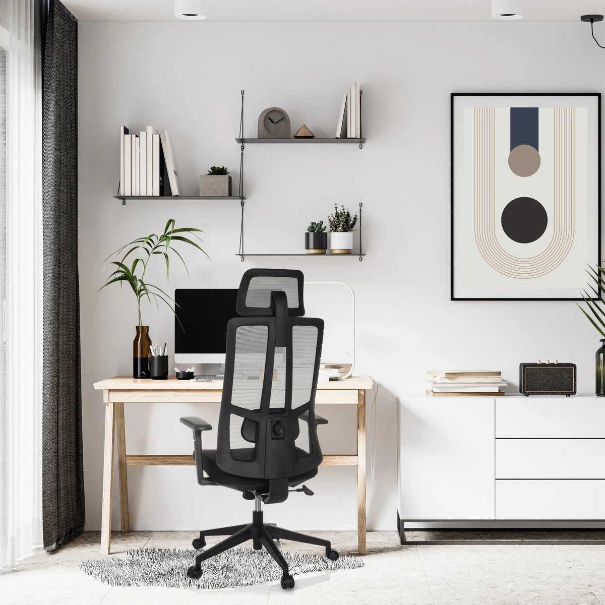 Schwarzer Profi-Bürostuhl TRAMORE mit Netzrückenlehne und Rollen in einem hellen Homeoffice von hjh OFFICE