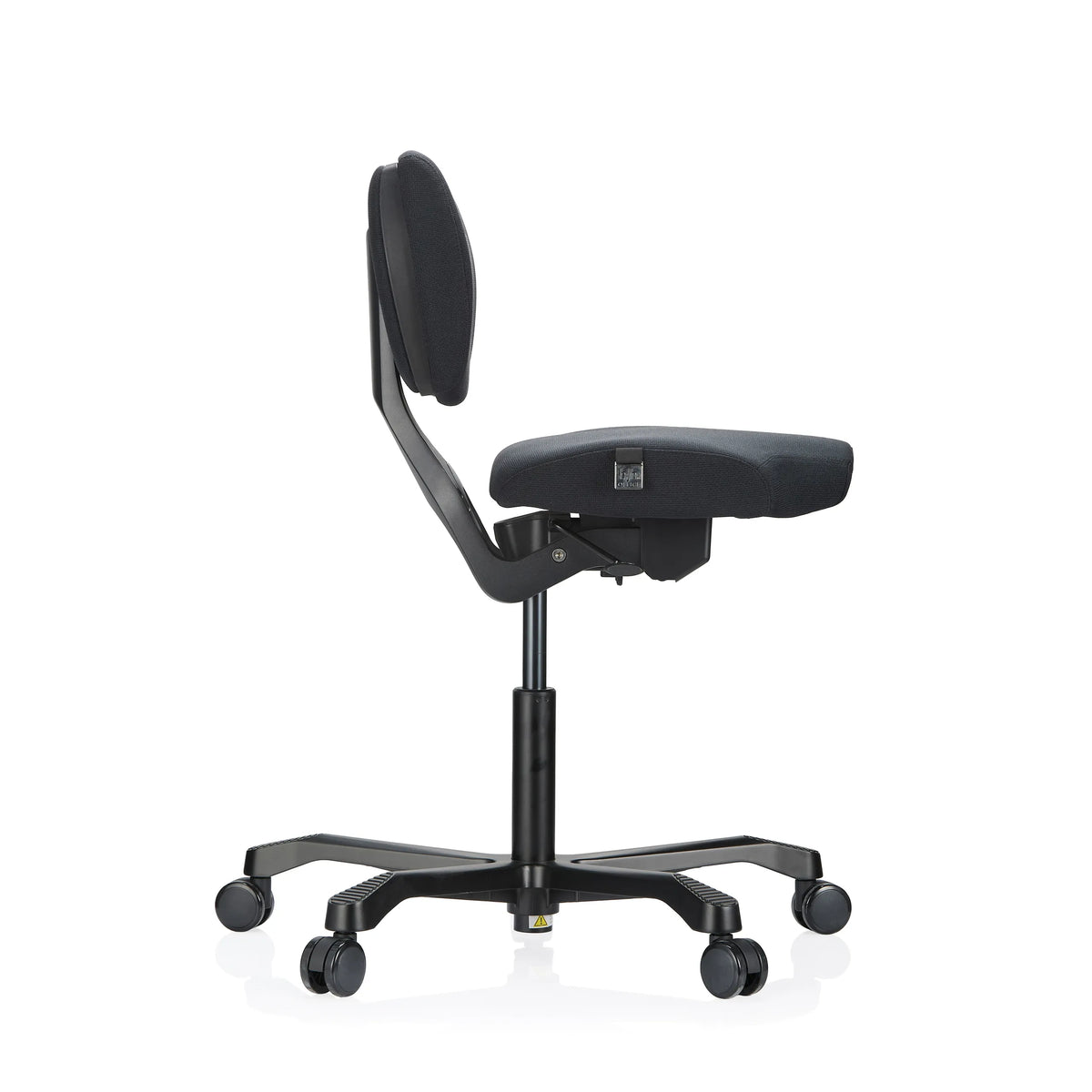 Seitliche Ansicht des Kniehockers EvoShift in Schwarz mit Rollenkreuz und gepolsterter Sitzfläche von hjh OFFICE