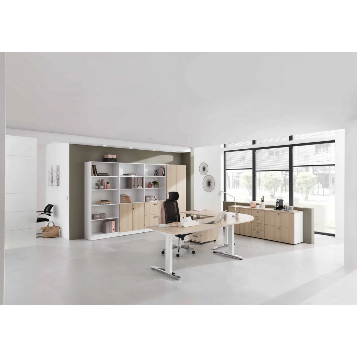 Höhenverstellbarer Schreibtisch XTRA XB 12 WC in Asteiche mit Maßen 120 x 80 cm von hjh OFFICE PRO