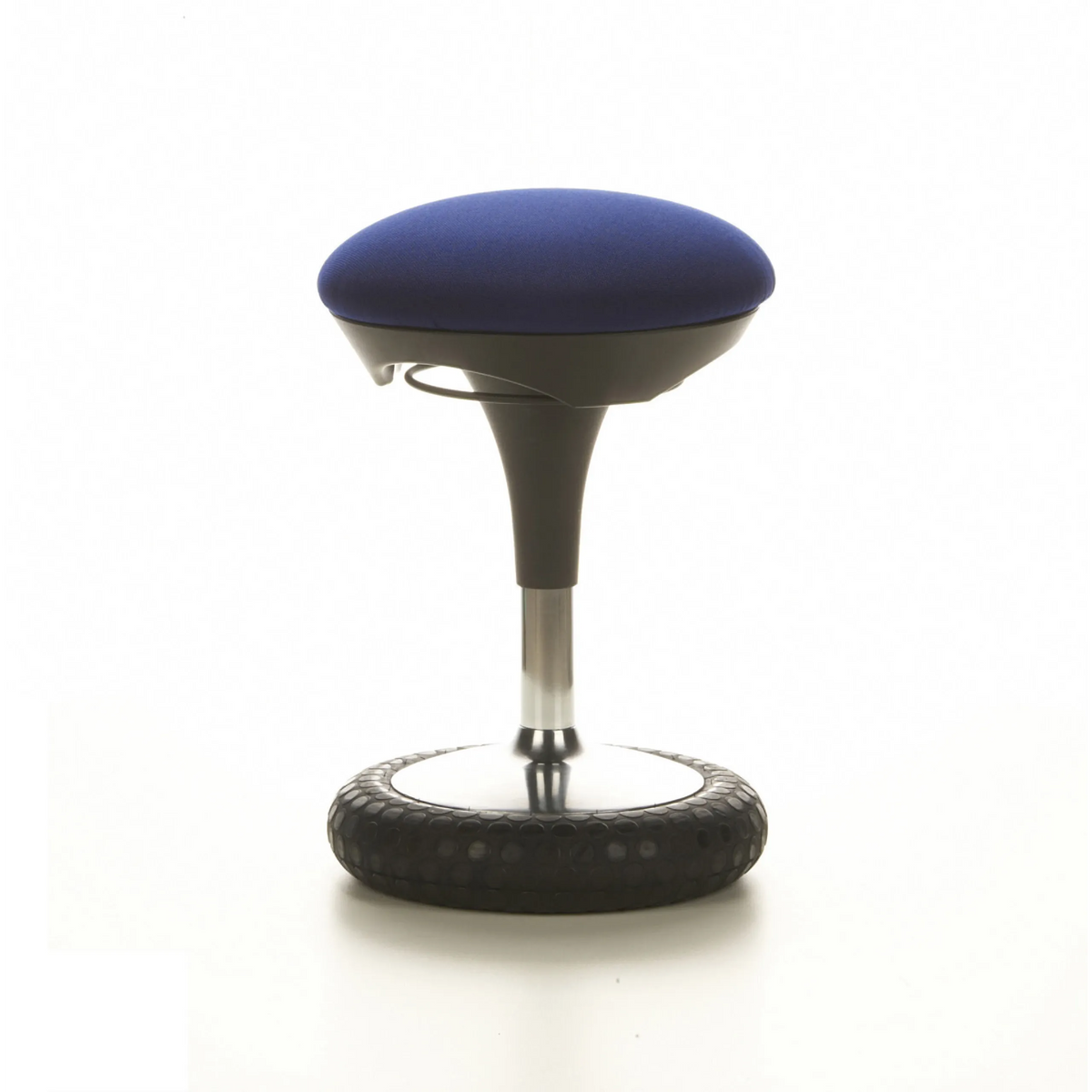 Blaue Stehhilfe SITNESS 20 mit gepolsterter Sitzfläche und rundem Standfuß von Topstar – 360-Grad-Ansicht (Seitenprofil 80°)