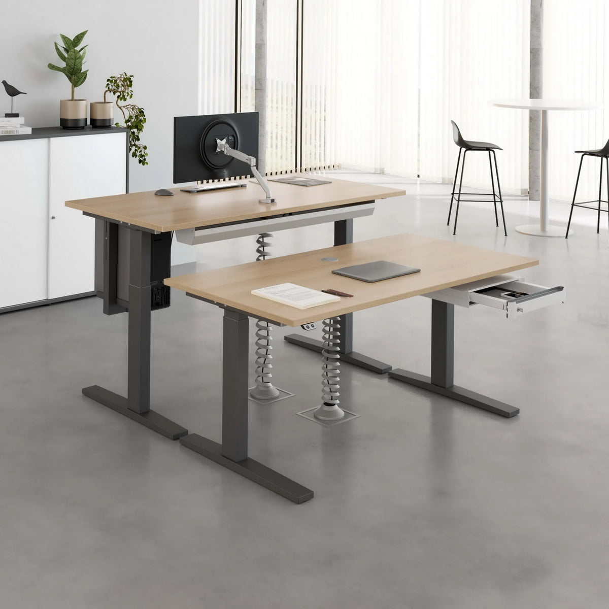 Elektrisch höhenverstellbarer Schreibtisch XMKA 19 G in Asteiche mit Tastaturauszug von hjh OFFICE PRO