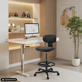 Schwarzer Arbeitsstuhl WORK MF2 mit Fußring und Rollen vor einem weißen Schreibtisch von hjh OFFICE (KI-generiertes Bild)