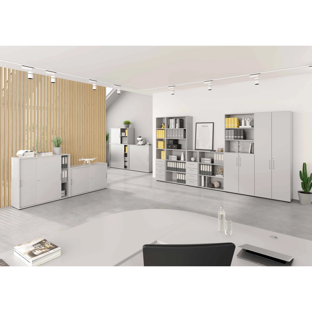 Grauer Schrank mit Türen BETA 9 in einem hellen Büroraum mit weiteren Regalelementen von hjh OFFICE PRO
