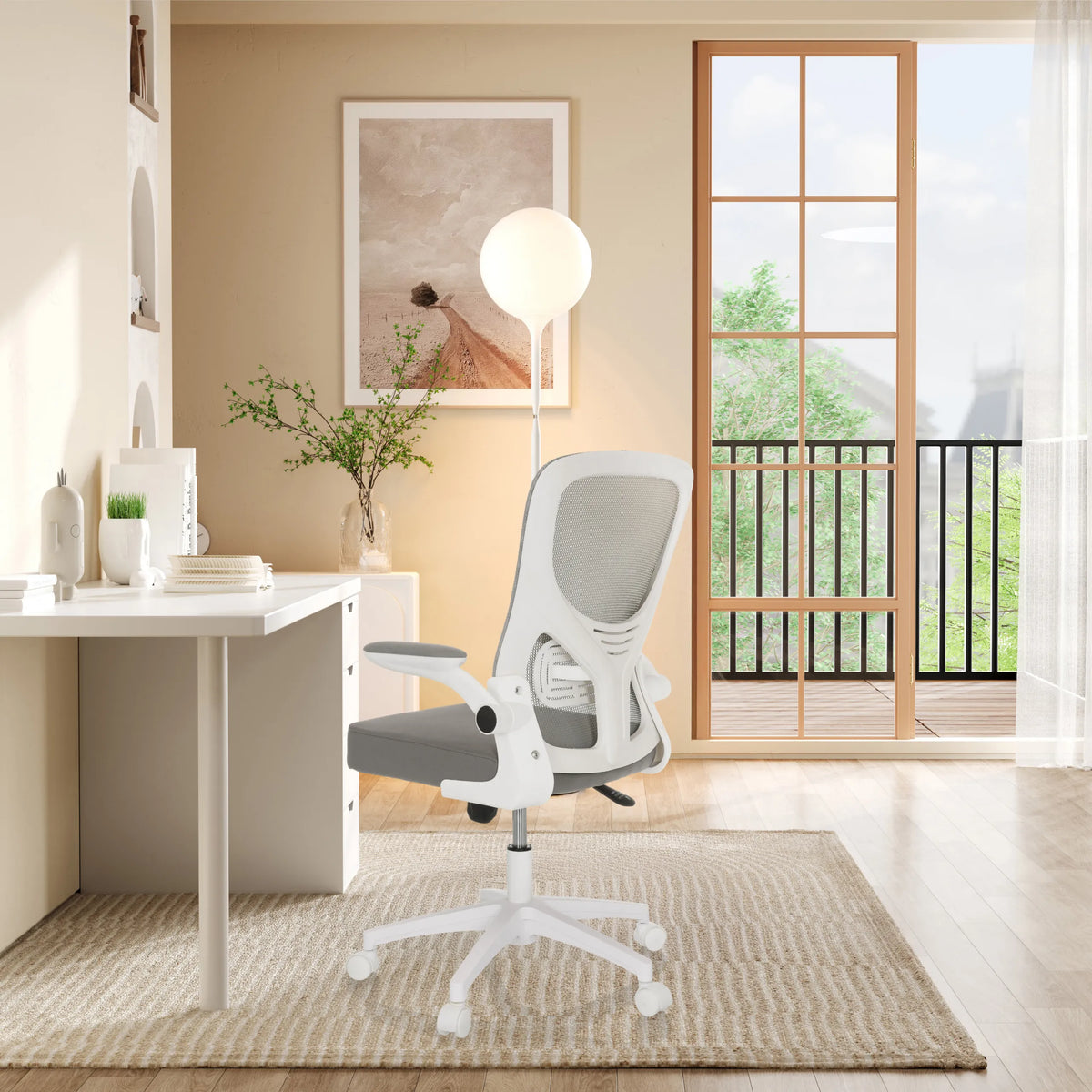 Grauer Homeoffice-Bürostuhl BELIO W mit Netzrückenlehne und weißen Armlehnen in einem hellen Raum von hjh OFFICE