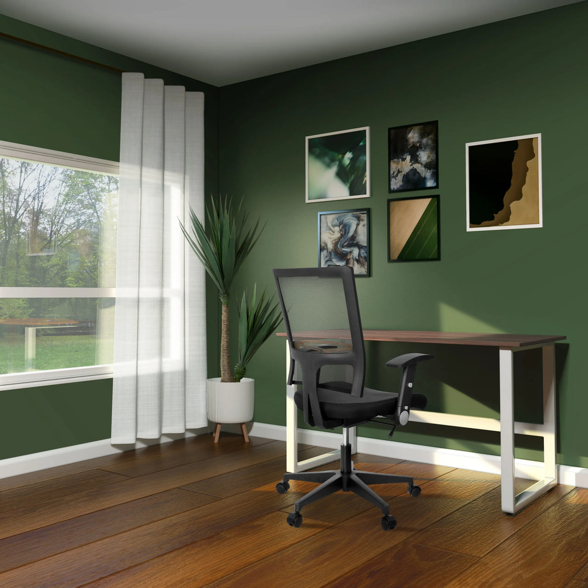 Homeoffice-Bürostuhl OFFICE R8 in Schwarz mit Armlehnen und Rollen vor einem Schreibtisch von hjh OFFICE