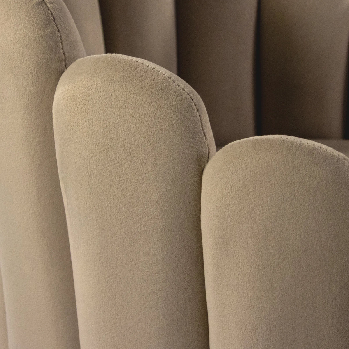 Beige Stoffbezug mit Nahtdetail des Esszimmerstuhls SCALLORE von hjh LIVING