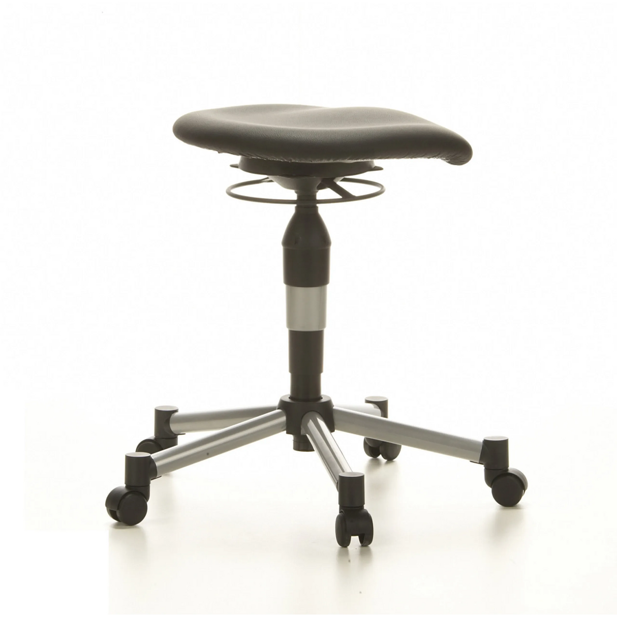 Schwarzer Drehhocker BALANCE 20 mit gepolsterter Sitzfläche und Fußkreuz mit fünf Rollen von Topstar – 360-Grad-Ansicht (schräge Rückenansicht 120°)