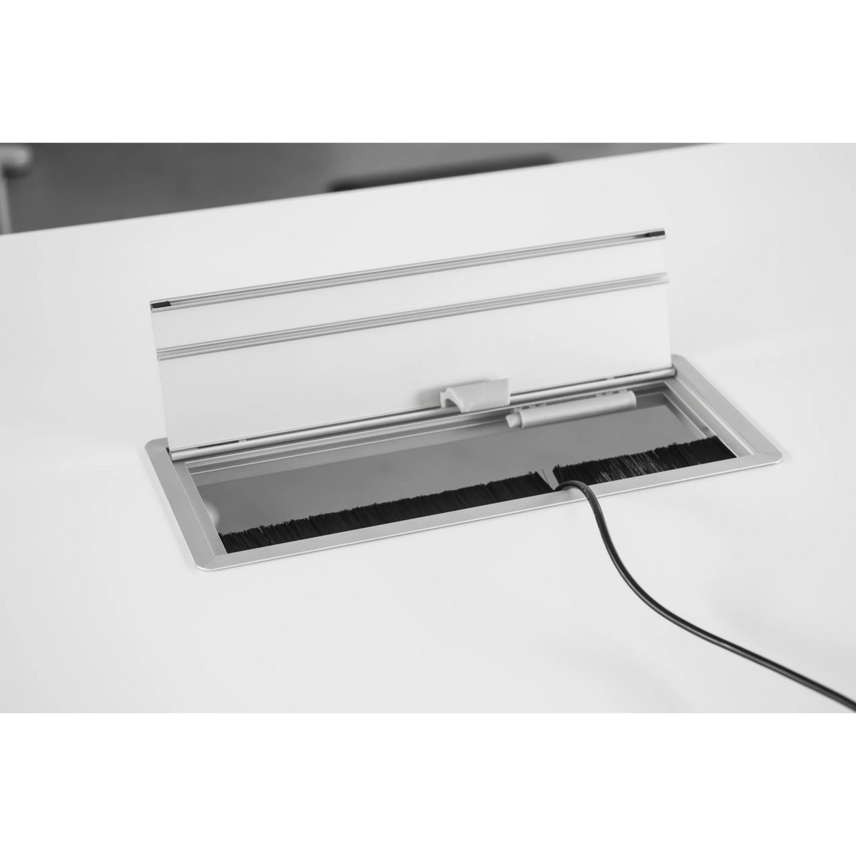 Silberne Kabelklappe des Zubehörs ELKL 30 mit Bürstendichtung und geöffnetem Deckel von hjh OFFICE PRO