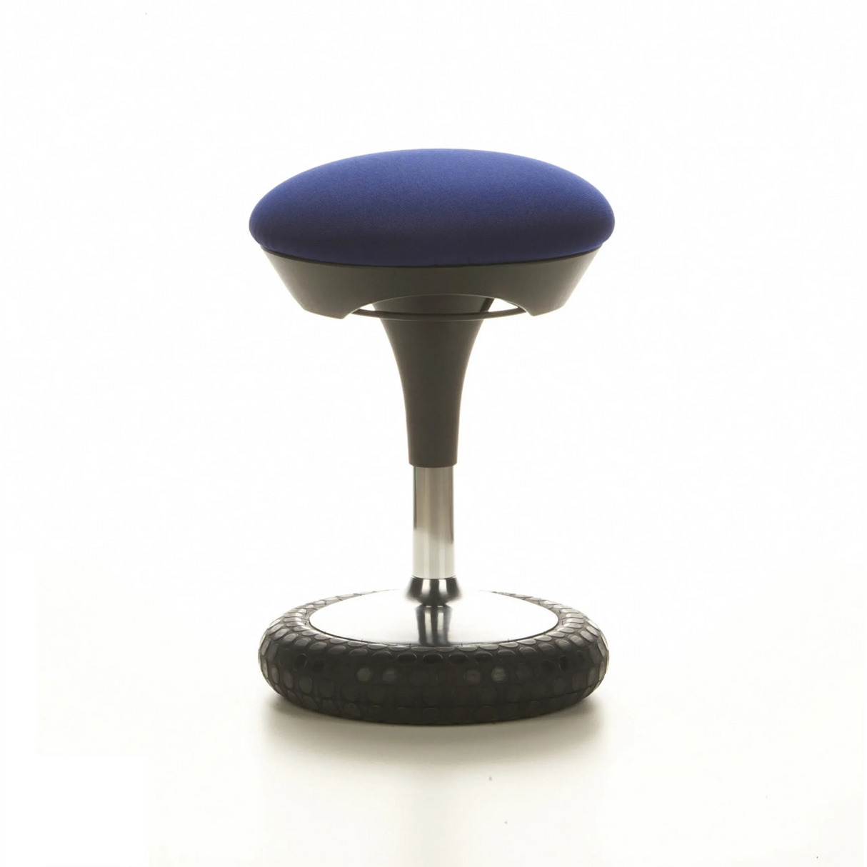Blaue Stehhilfe SITNESS 20 mit gepolsterter Sitzfläche und rundem Standfuß von Topstar – 360-Grad-Ansicht (schräge Rückenansicht 120°)