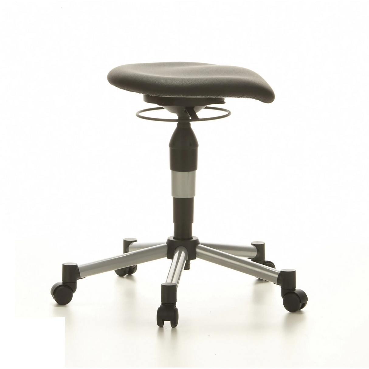 Schwarzer Drehhocker BALANCE 20 mit gepolsterter Sitzfläche und Fußkreuz mit fünf Rollen von Topstar – 360-Grad-Ansicht (Seitenprofil 100°)