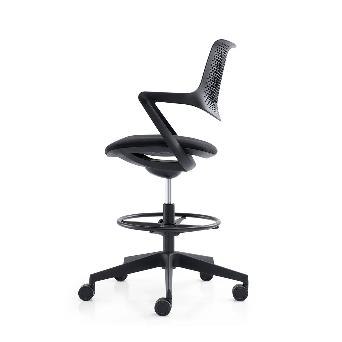 Schwarzer Counterstuhl FLEX CHAIR C mit Netzrückenlehne und Fußring auf fünf Rollen von Bosen Europe