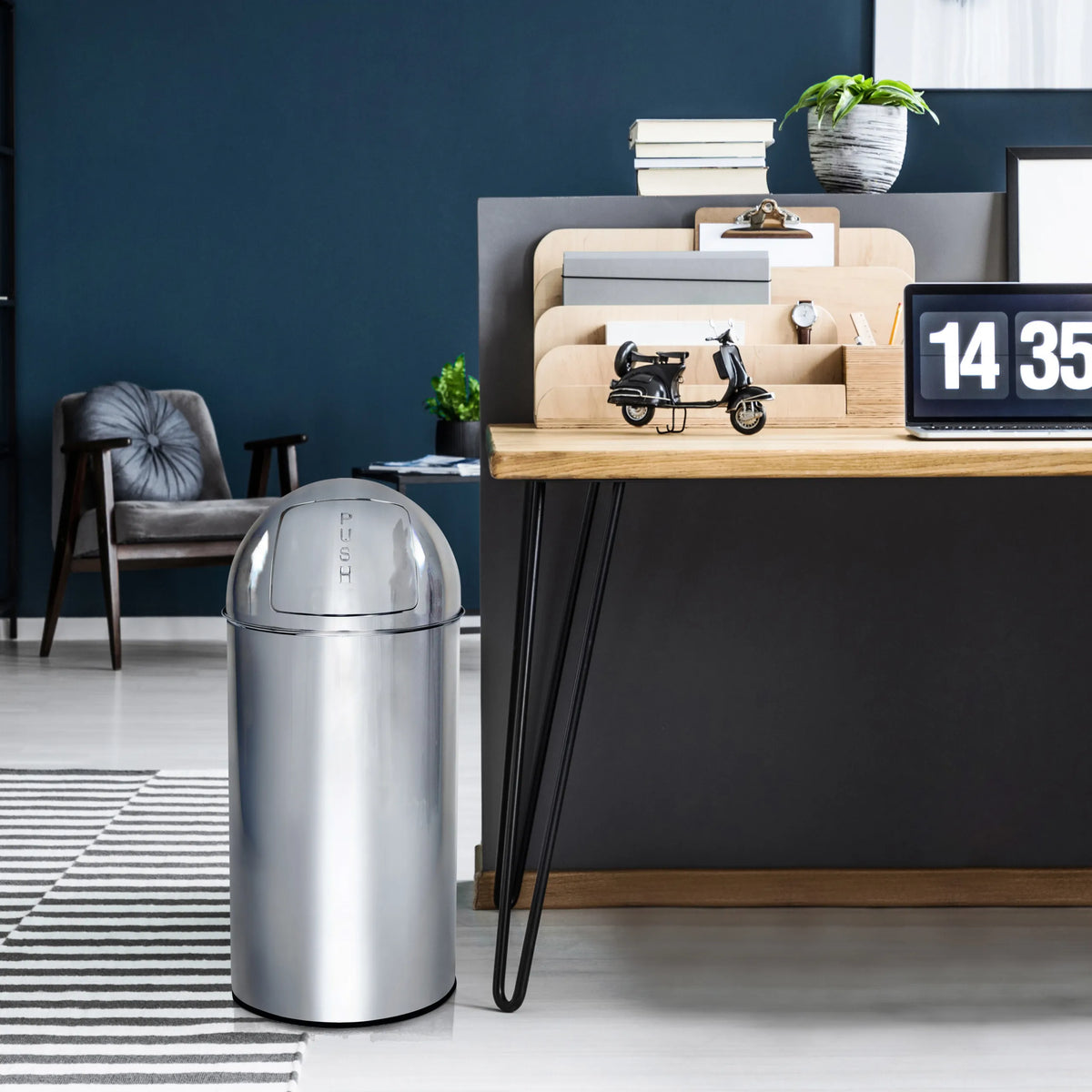 Mülleimer PUSH 50L in Chrom-Optik mit 50 Litern Fassungsvermögen und gewölbtem Deckel von hjh OFFICE