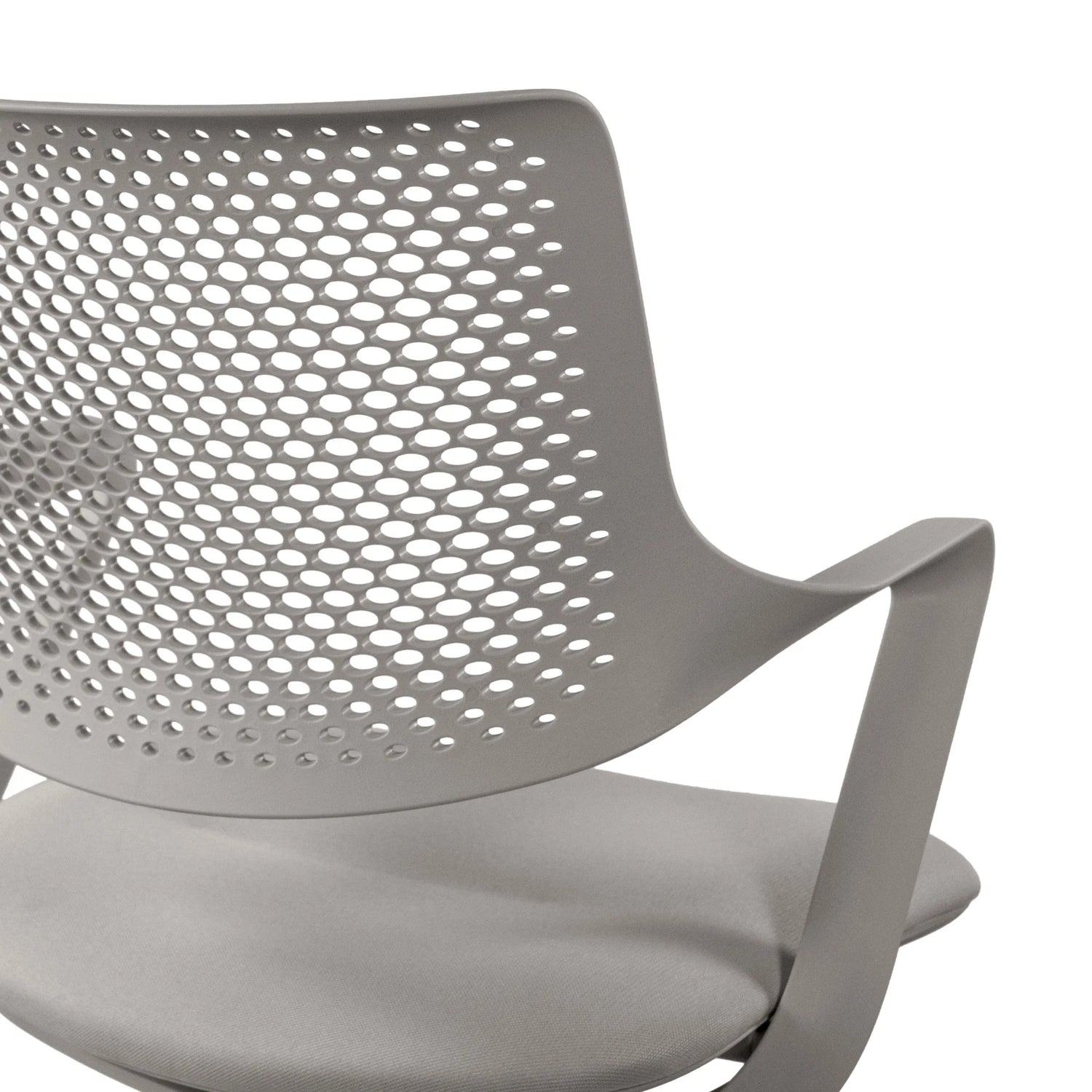 Perforierte Rückenlehne des Counterstuhls FLEX CHAIR C in Taupe von Bosen Europe