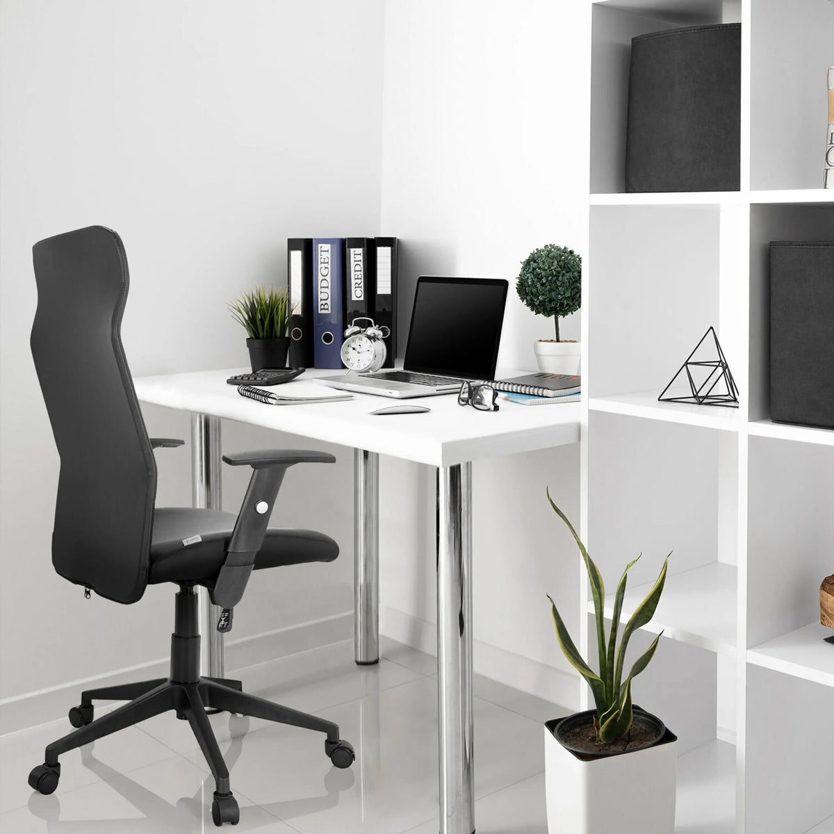 Schwarzer Homeoffice-Bürostuhl ARTON 30 mit Armlehnen und Rollen an einem weißen Schreibtisch von hjh OFFICE