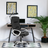 Schwarzer Homeoffice-Bürostuhl RELAX CL150 mit Armlehnen und Rollen vor einem Schreibtisch von MyBuero