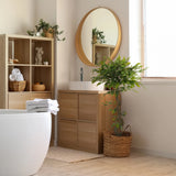 Grüne Kunstpflanze FICUS I in einem geflochtenen Korb im Badezimmer von hjh OFFICE
