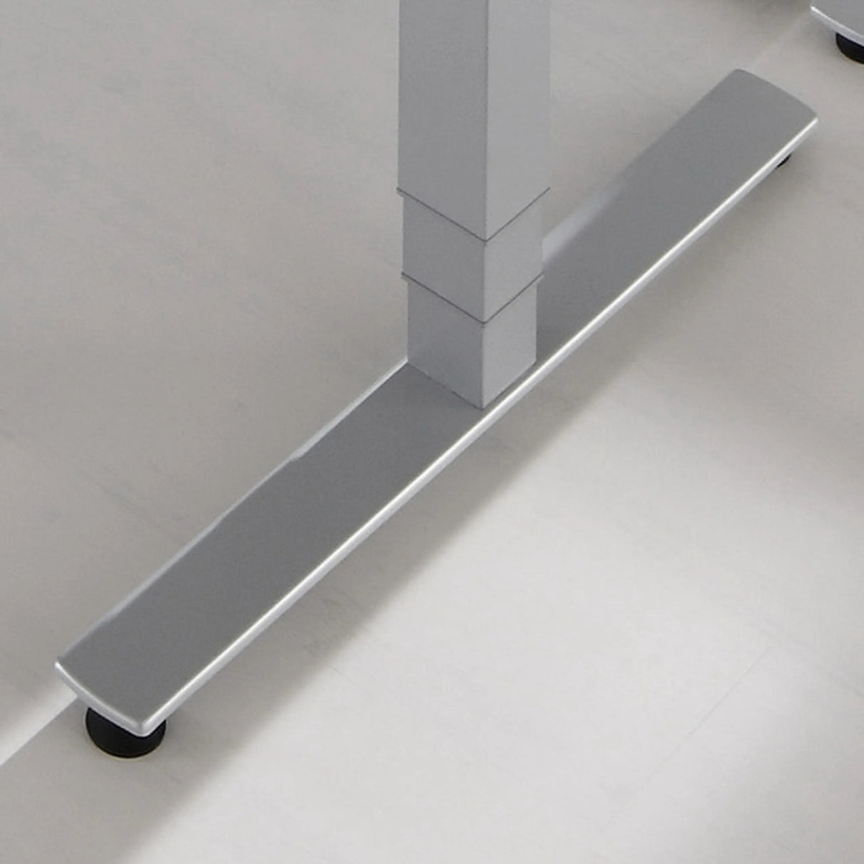 T-Fuß mit schwarzem Bodengleiter des elektrisch höhenverstellbaren Schreibtischs XMST 22 G in Grau von hjh OFFICE PRO